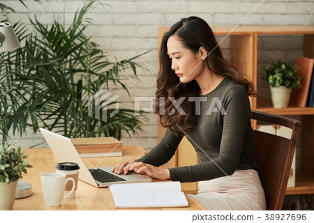 Checking e-mails 38927696