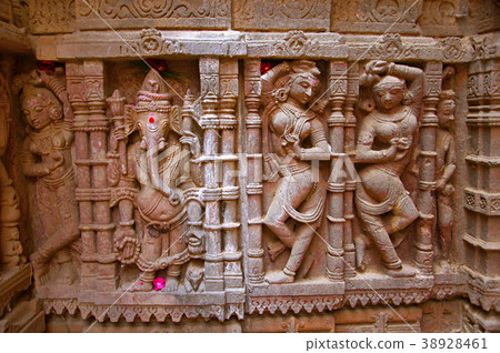 Carved idol on the outer wall, Hatkeshwar Mahadev 38928461