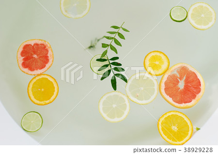 Milk water in the bath, which swim citrus: lime Milk water in the bath, which swim citrus: lime 38929228