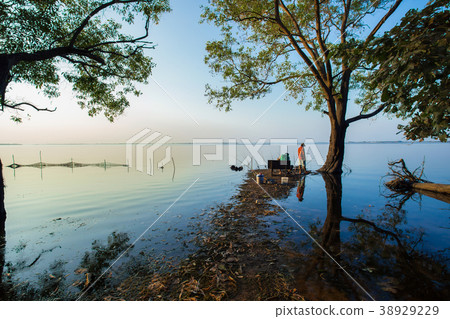 Lake, Dawn, Sun, Riverbank,man,fishing 38929229