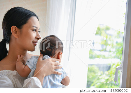 Newborn Concept. Mother and child on a white bed. Mom and baby b 38930002