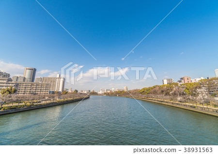 在Tenmabashi日本附近的大阪都市風景 在Tenmabashi日本附近的大阪都市風景 38931563