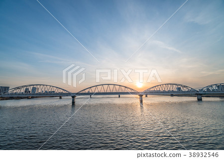 從13 Ohashi橋樑日本的大阪都市風景梅田日落 38932546