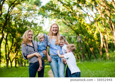 Happy family photosession 38932948
