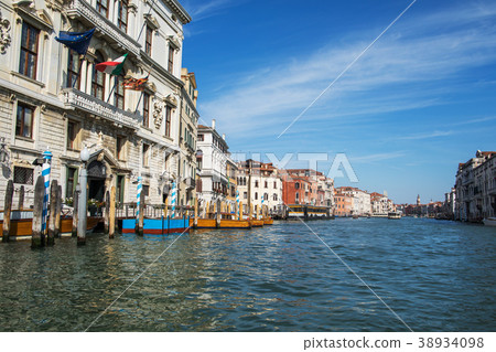 VENICE, ITALIA JUNE 26, 2017: View on Canal VENICE, ITALIA JUNE 26, 2017: View on Canal 38934098