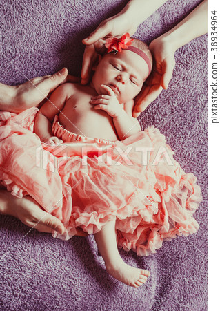 Parents support their baby 38934964