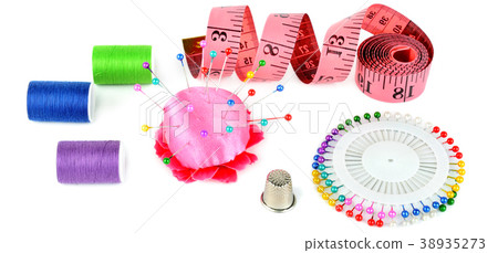 Composition with threads and sewing accessories 38935273