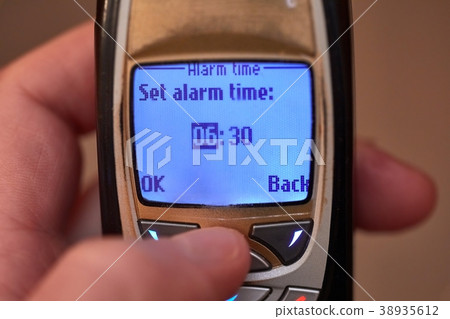 Setting alarm on old cellphone 38935612
