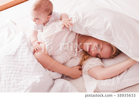 Baby wake up sleepy mom Baby wake up sleepy mom 38935633
