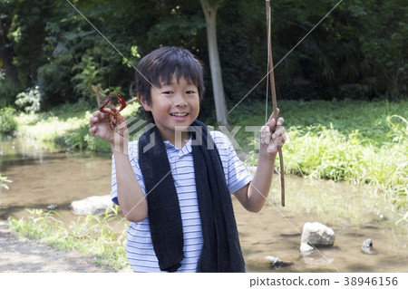 Primary schoolchild series crawfish fishing Primary schoolchild series crawfish fishing 38946156