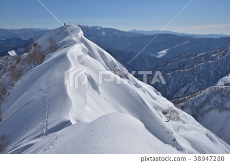 Snowy mountain in spring Large snowflake Tanigawadake West Black ridge camel's cob and snow mountain climber 38947280
