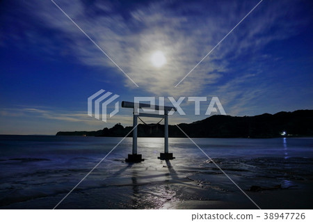 The dawn of the moon and the Yusuhara coast 38947726