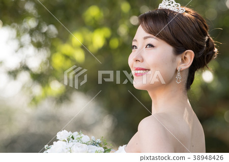 新娘新娘佩帶的冠狀頭飾婦女年輕人 38948426