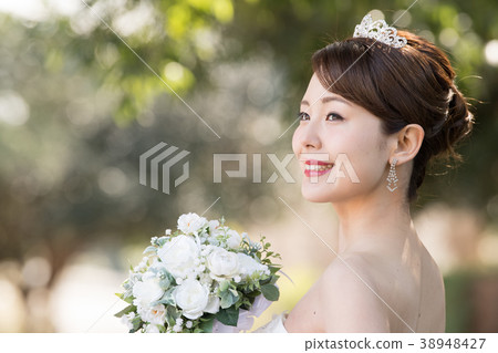 一件婚禮禮服的婦女與冠狀頭飾 38948427