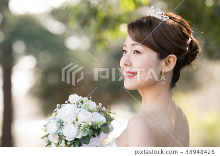 一件婚禮禮服的婦女與冠狀頭飾 38948428