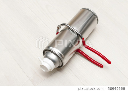 在噴霧罐中打個洞 在噴霧罐中打個洞 38949666