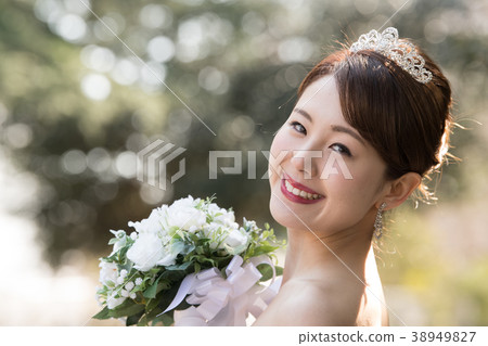 A woman in a wedding dress with a tiara 38949827