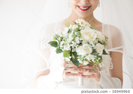 Woman at the prom dress with a bouquet 38949968