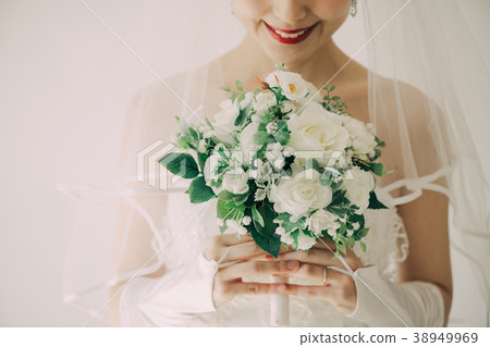 Woman at the prom dress with a bouquet 38949969
