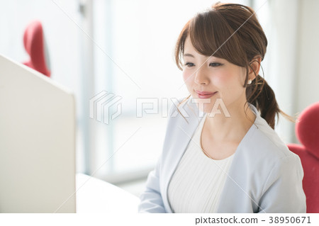 在辦公室工作的年輕女子 在辦公室工作的年輕女子 38950671