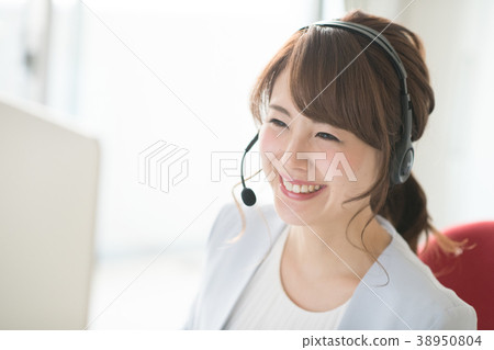 工作在電話中心的女性操作員 工作在電話中心的女性操作員 38950804