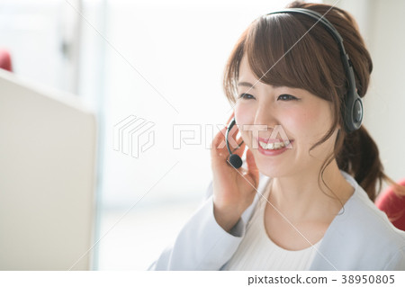 工作在電話中心的女性操作員 38950805