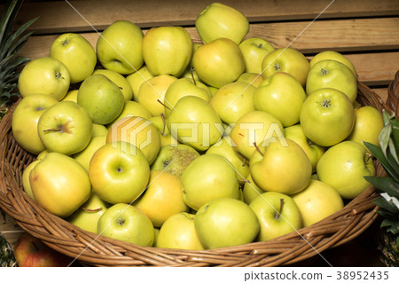 Bunch of green apples in supermarket 38952435