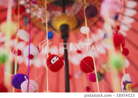 Rain dolls staying under the umbrella 38954523