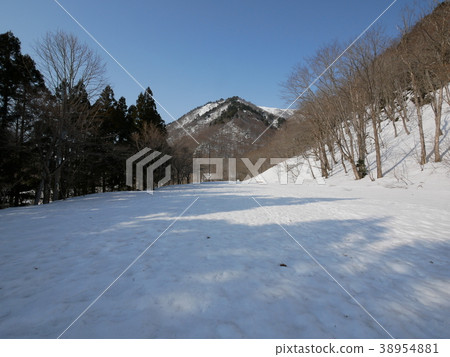 A parking lot in winter at the climbing gate of Hakumenozan, Minakami-cho Yukata Filled with snow 38954881
