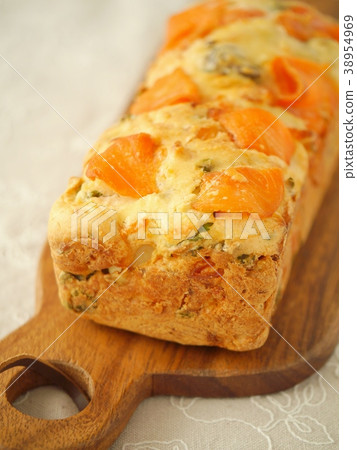 煙熏三文魚和鵪鶉蛋蛋糕（切菜板） 38954969