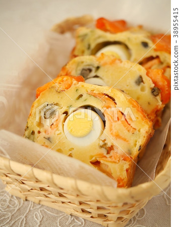 Smoked salmon and quail egg basket basket garnish (vertical position) 38955415