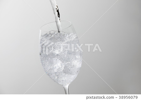 將碳酸水倒入玻璃杯中 將碳酸水倒入玻璃杯中 38956079