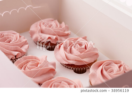 Muffins with flower shaped cream in box 38956119