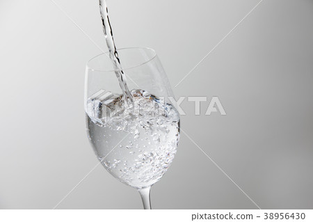 將水倒入玻璃杯中 將水倒入玻璃杯中 38956430