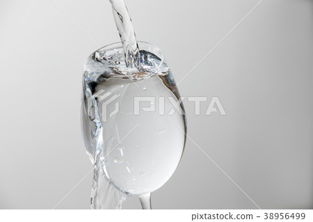 Pour water into the glass Pour water into the glass 38956499