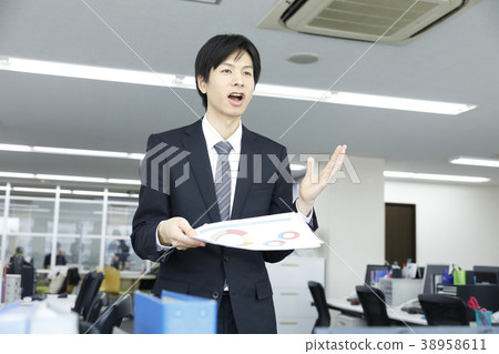 一個年輕的商人 38958611