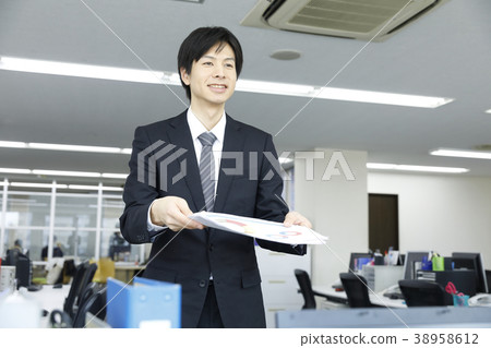 A young businessman 38958612