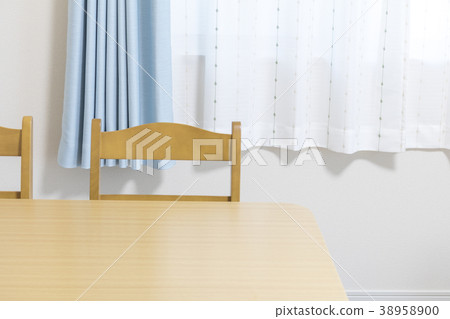 Table and chairs and curtains 38958900