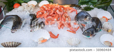 Seafood on ice at the fish market. 38960484