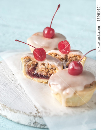 Bakewell tarts with cherry Bakewell tarts with cherry 38961494