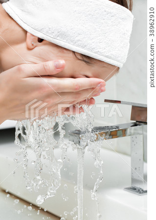 attractive woman to wash in bathroom attractive woman to wash in bathroom 38962910