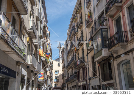 沿希羅納Onar河的都市風景在西班牙 38963551