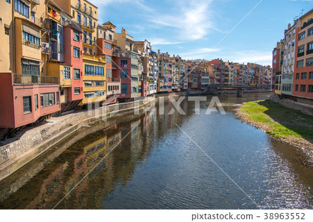 沿希羅納Onar河的都市風景在西班牙 沿希羅納Onar河的都市風景在西班牙 38963552