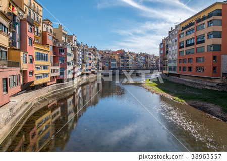 Cityscape along the Girona Onar river in Spain 38963557