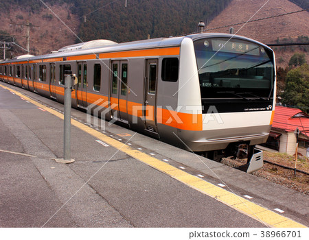 Okutama line train stopping at Ome Line Oyodo Station (2) 38966701
