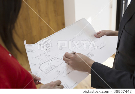 解釋對客戶的商人,當看圖畫時 解釋對客戶的商人,當看圖畫時 38967442