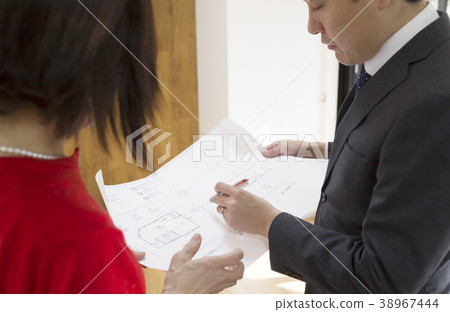 解釋對客戶的商人，當看圖畫時 38967444