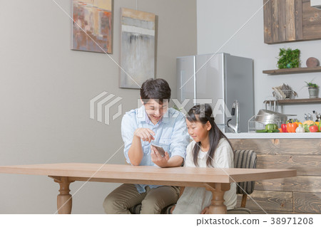Parent-child father seeing a smart father Dad girl A feeling of a girl's life Parent-child father seeing a smart father Dad girl A feeling of a girl's life 38971208