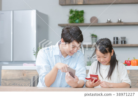 Parent-child father seeing a smart father Dad girl A feeling of a girl's life Parent-child father seeing a smart father Dad girl A feeling of a girl's life 38971227