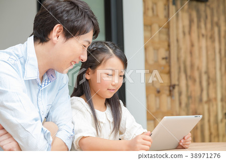 Parent and child who operate tablet terminal Father and daughter Parent and child looking at tablet Father Father Daughter Girl life feeling Parent and child who operate tablet terminal Father and daughter Parent and child looking at tablet Father Father Daughter Girl life feeling 38971276